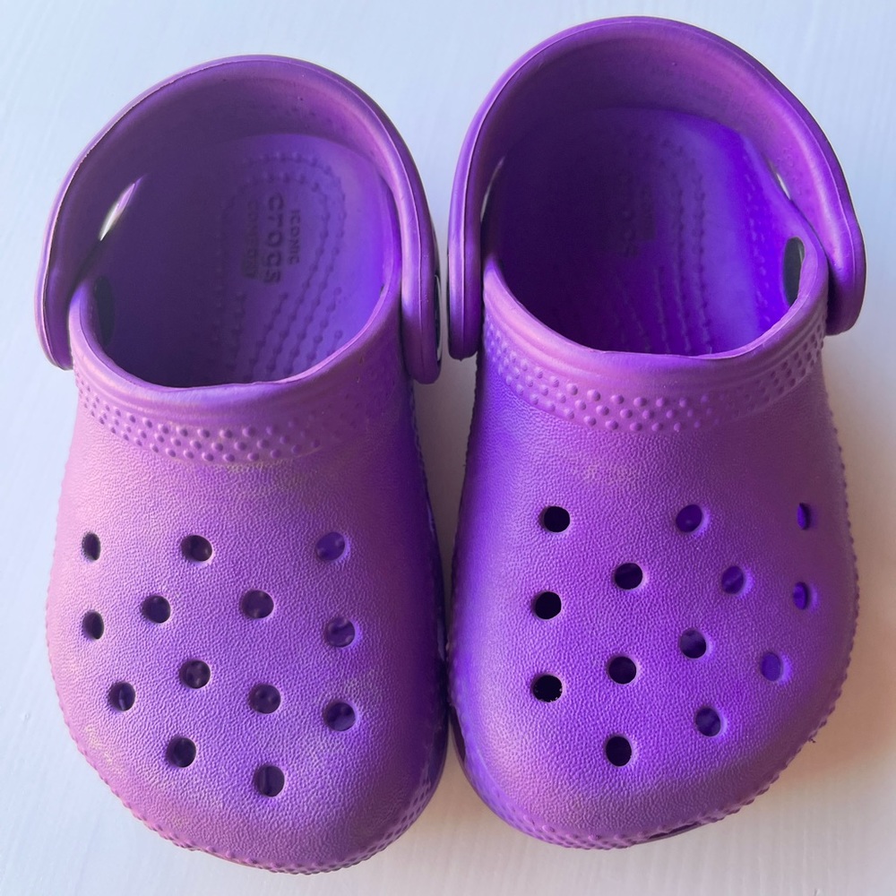 Super cute purple crocs toddler 6 size. Excellent condition.